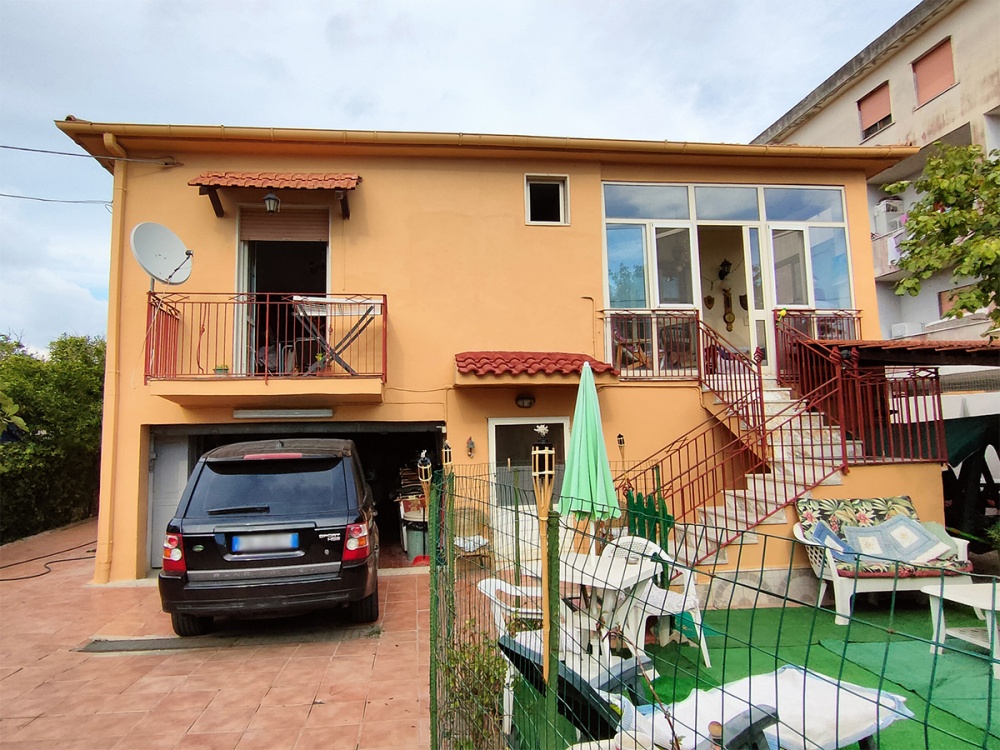 vendesi-villa-bifamiliare-con-garage-fronte-pinetamare